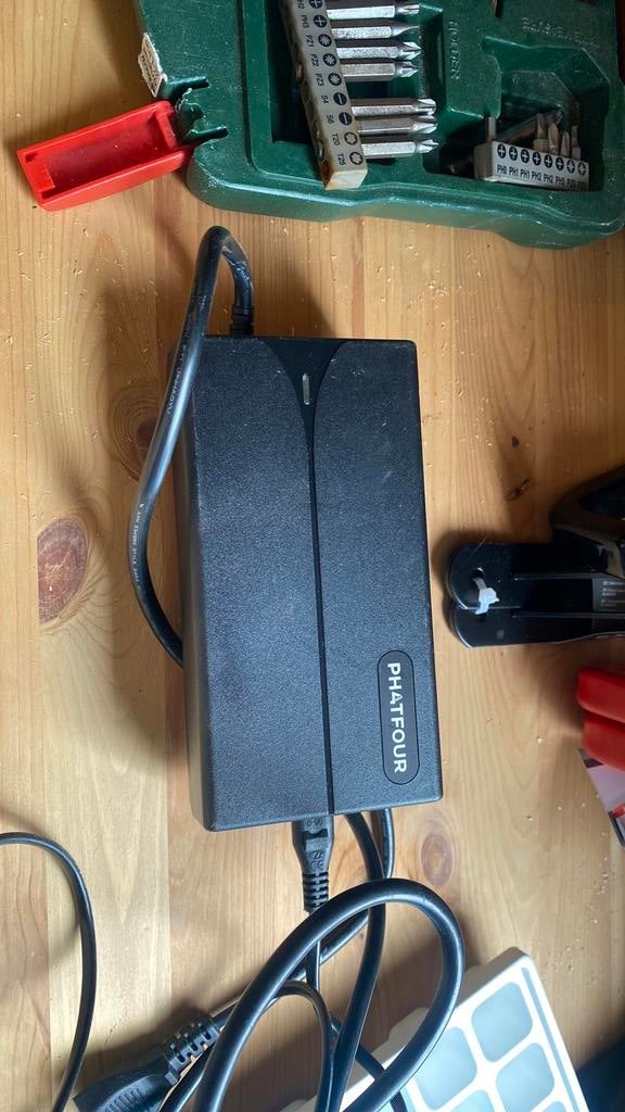 Phatfour Oplader origineel, Fietsen en Brommers, Fietsaccessoires | Fietsaccu's, Ophalen of Verzenden, Zo goed als nieuw