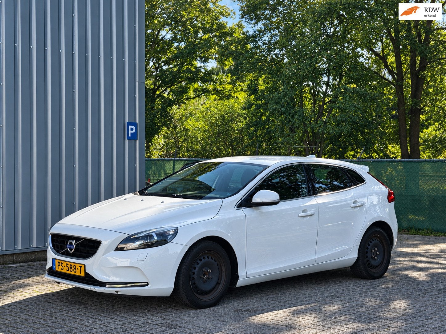 Volvo V40 2.0 D3 Momentum AUTOMAAT / XENON, Auto's, Euro 5, Gebruikt, Automatische klimaatregeling, Leder en Stof