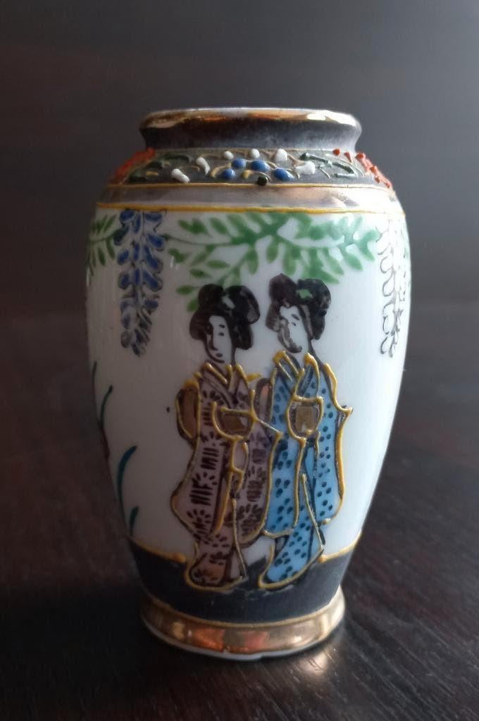 Een miniatuur Japanse vaasje met figuren en bloementuin, Ophalen of Verzenden