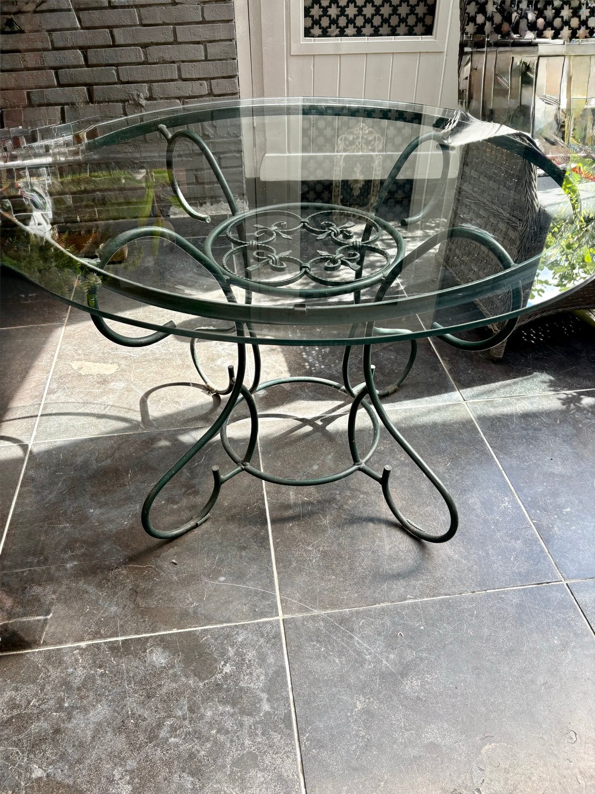 Stevige en Charmante Tuintafel met Glazen Blad en IJzeren On, Tuin en Terras, Ophalen of Verzenden, Gebruikt, Rond, Metaal