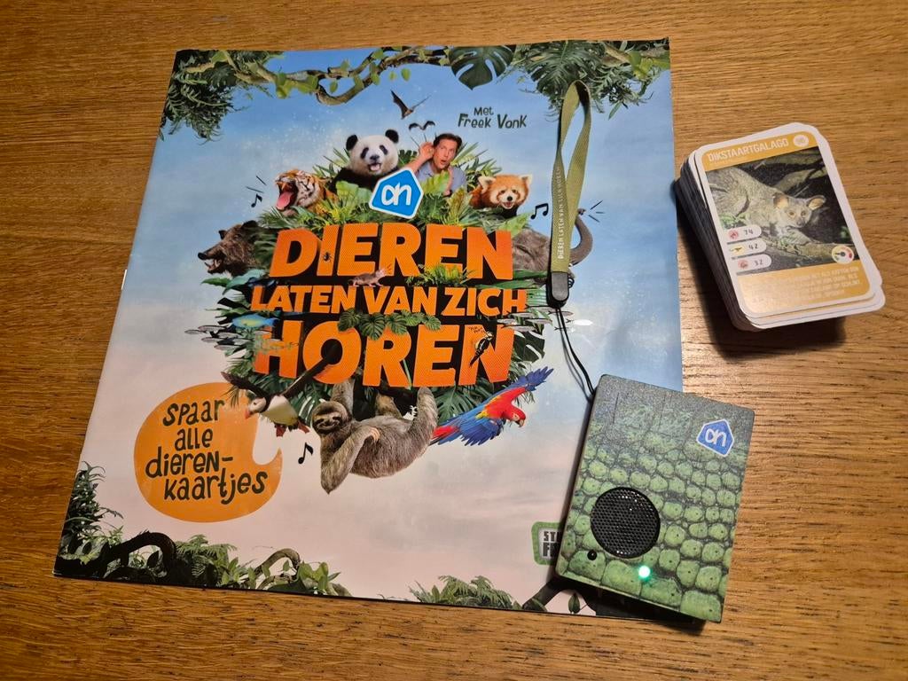 AH soundbox met verzamelboek en een stapel kaarten, Verzamelen, Supermarktacties, Ophalen of Verzenden