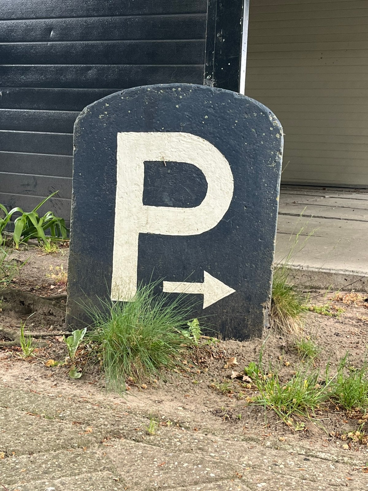 Betonnen parkeer bord verwijsbord parkeerplaats, Ophalen