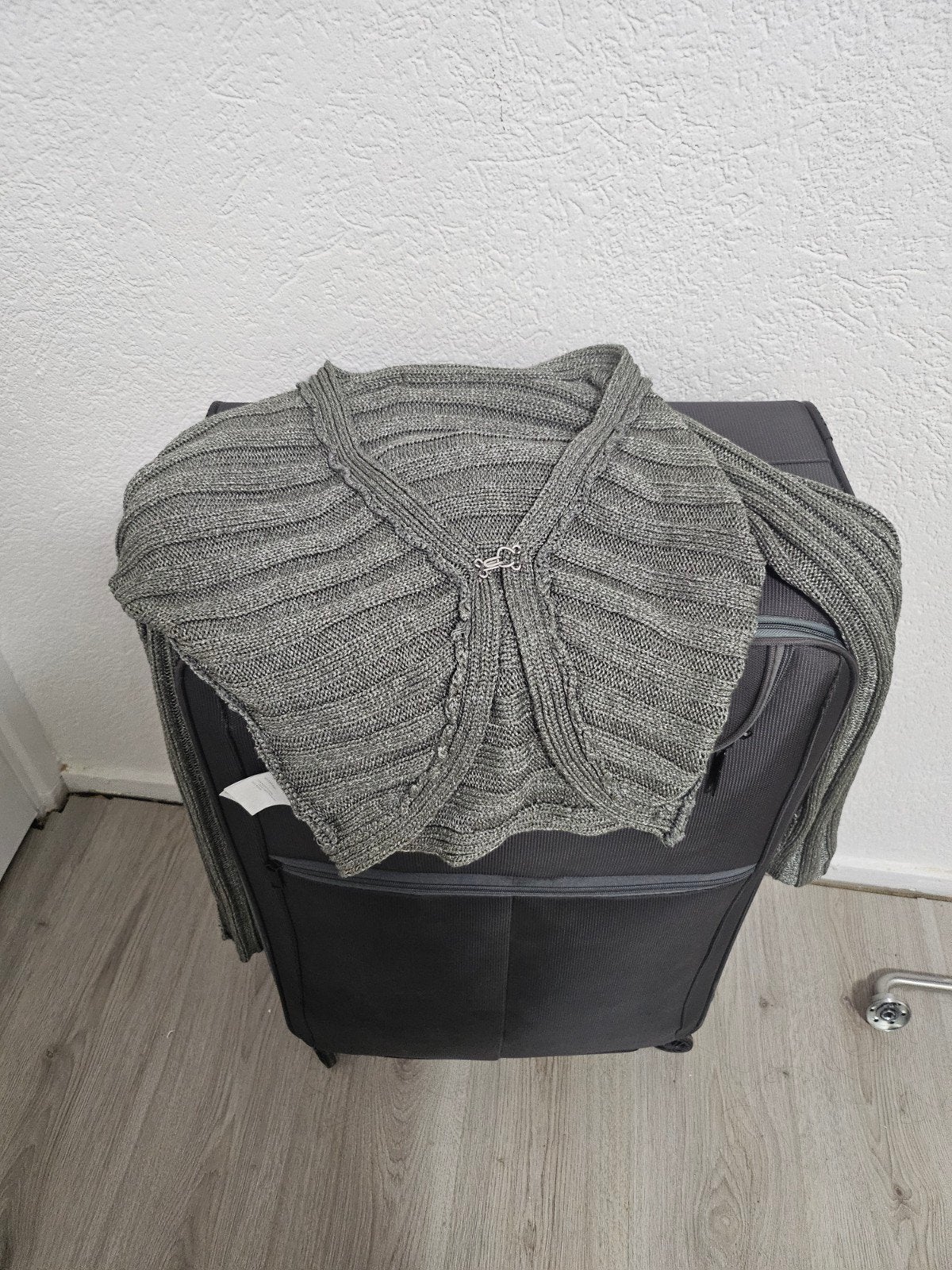 Grijs gebreid bolero vestje met lange mouwen, Maat 38/40 (M), Ophalen of Verzenden, Onbekend, Grijs