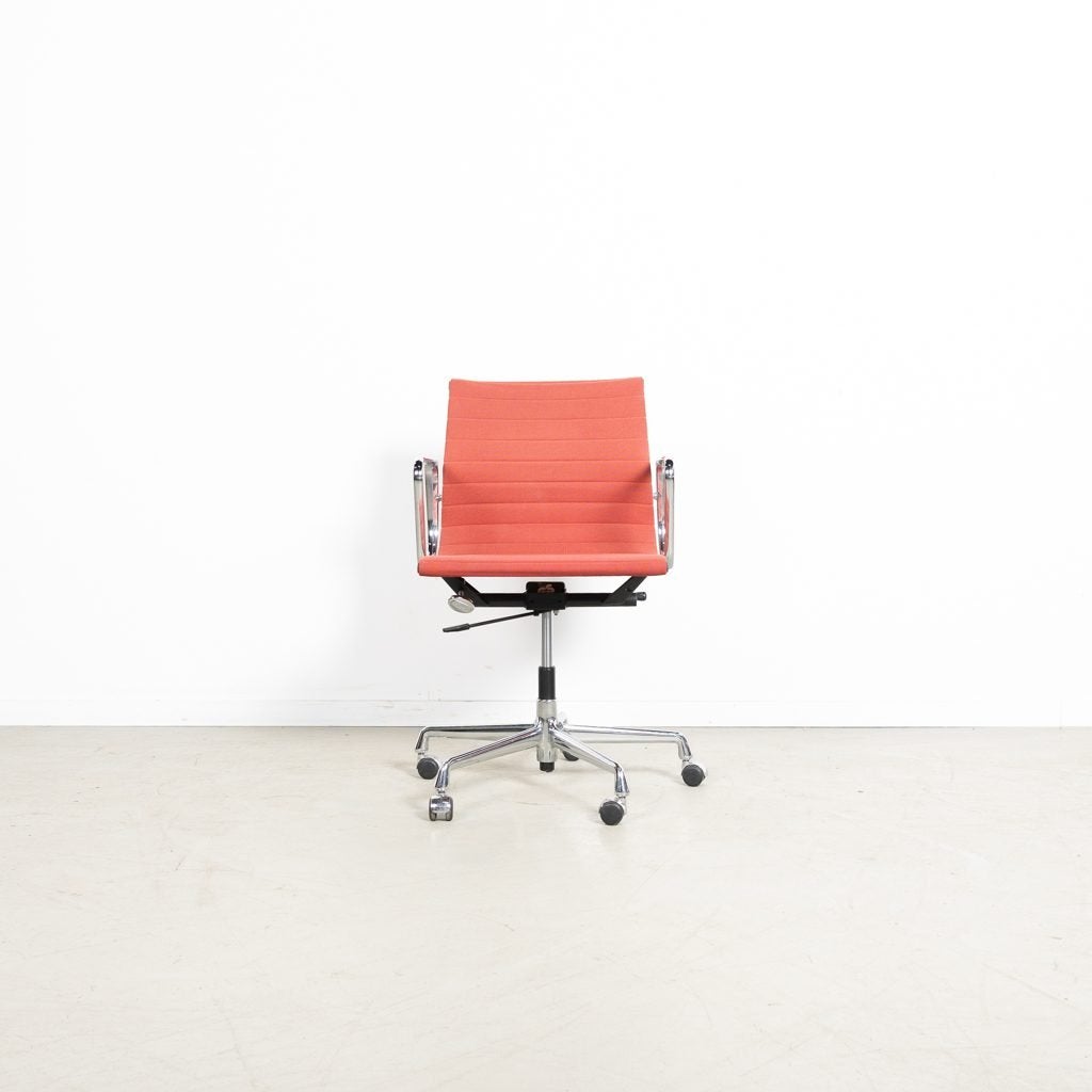 Vitra EA 117 Bureaustoel Lichtrood Stof - Chroom, Niet ingevuld, Zo goed als nieuw, Niet ingevuld, Niet ingevuld