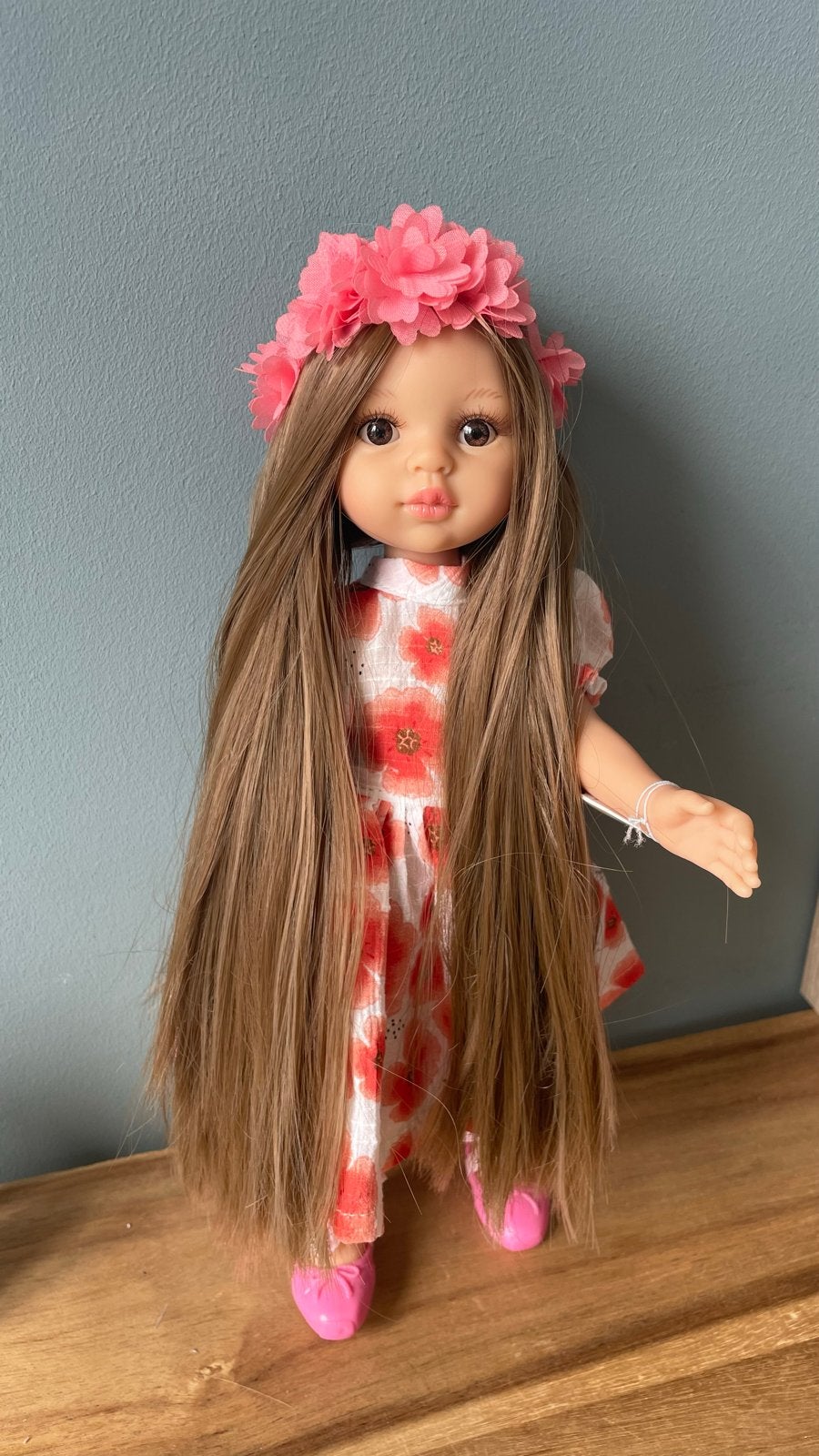 Prachtige Paola Reina pop met bloemenjurk en haarband, Verzamelen, Ophalen of Verzenden, Zo goed als nieuw, Overige typen