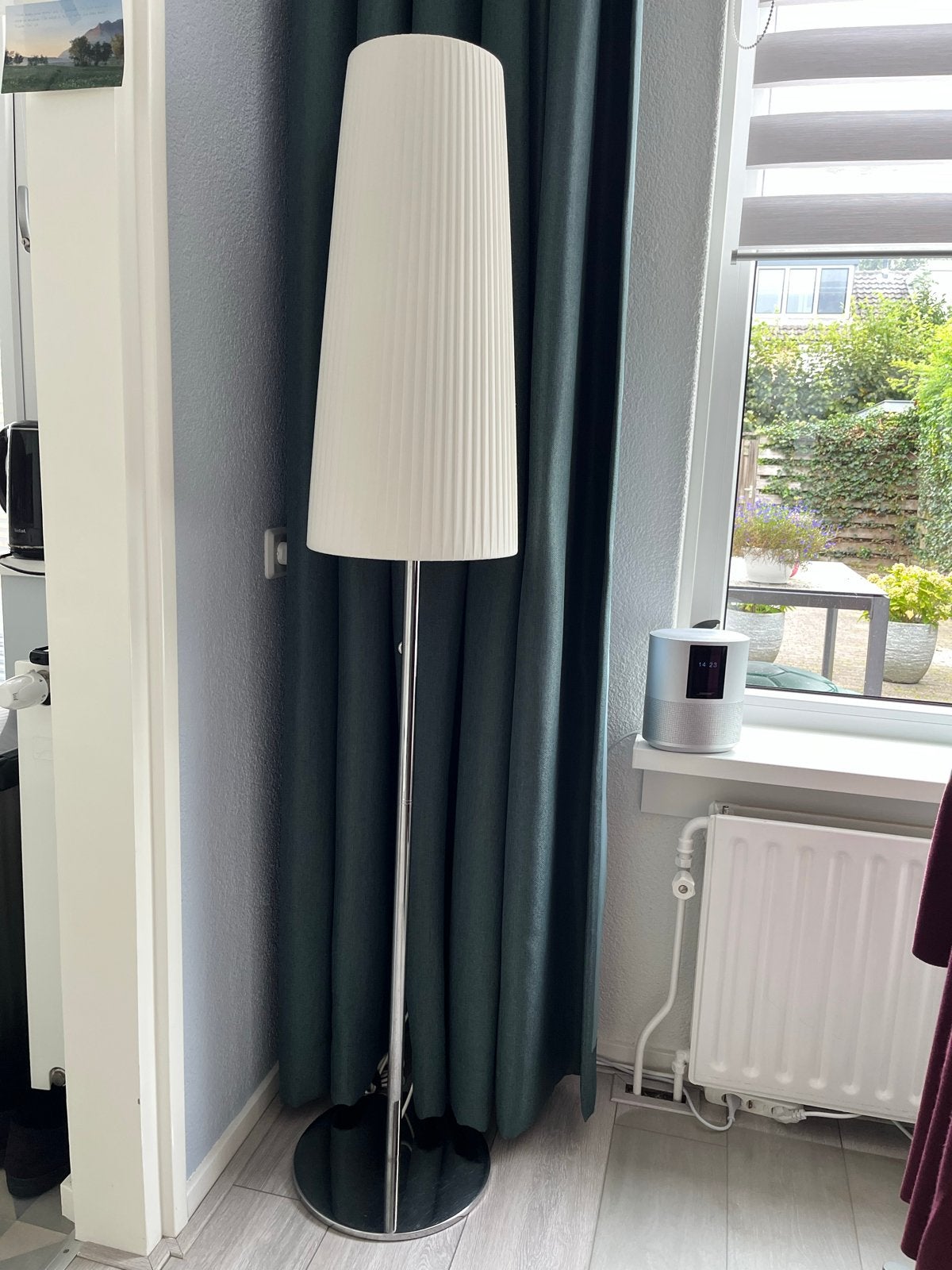 Stijlvolle staande lamp met witte kap, Huis en Inrichting, Ophalen, Gebruikt, E27 (groot), Metaal