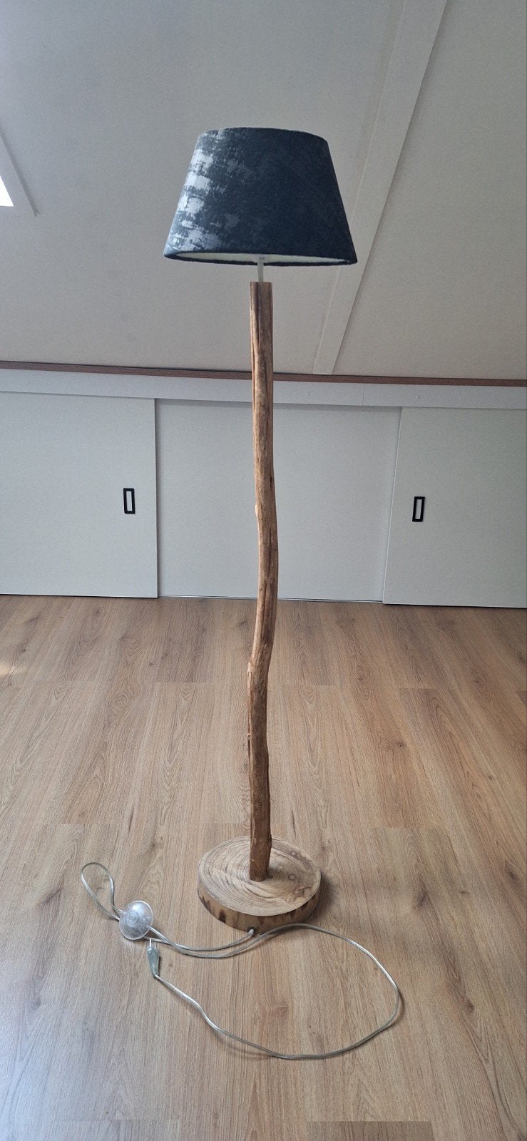 Staande boomstam schemerlamp met zwarte kap, Huis en Inrichting, Ophalen, Gebruikt, Hout, 100 tot 150 cm