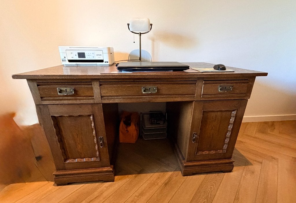 Antiek eikenhouten bureau uit 1900–1925 – messing beslag, Antiek en Kunst, Ophalen
