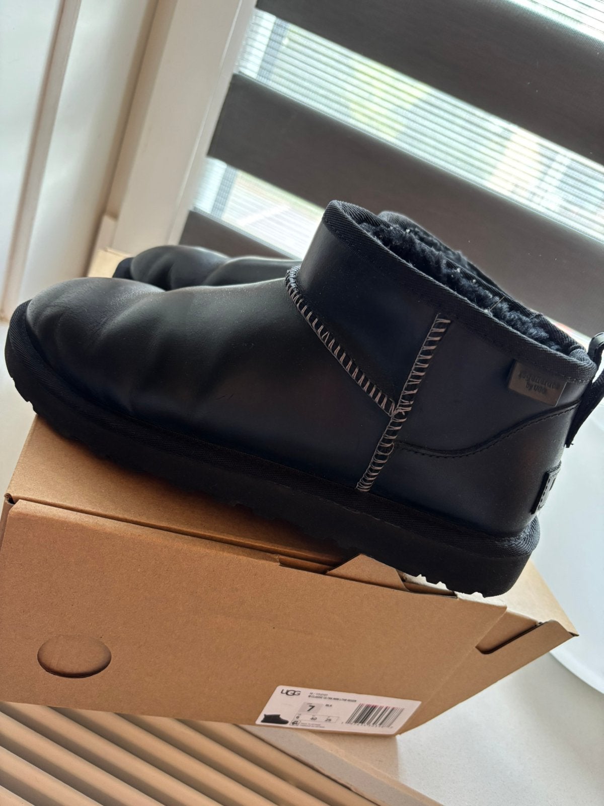 Ugg classic  ultra mini, Ophalen of Verzenden, Zo goed als nieuw, Lage of Enkellaarzen