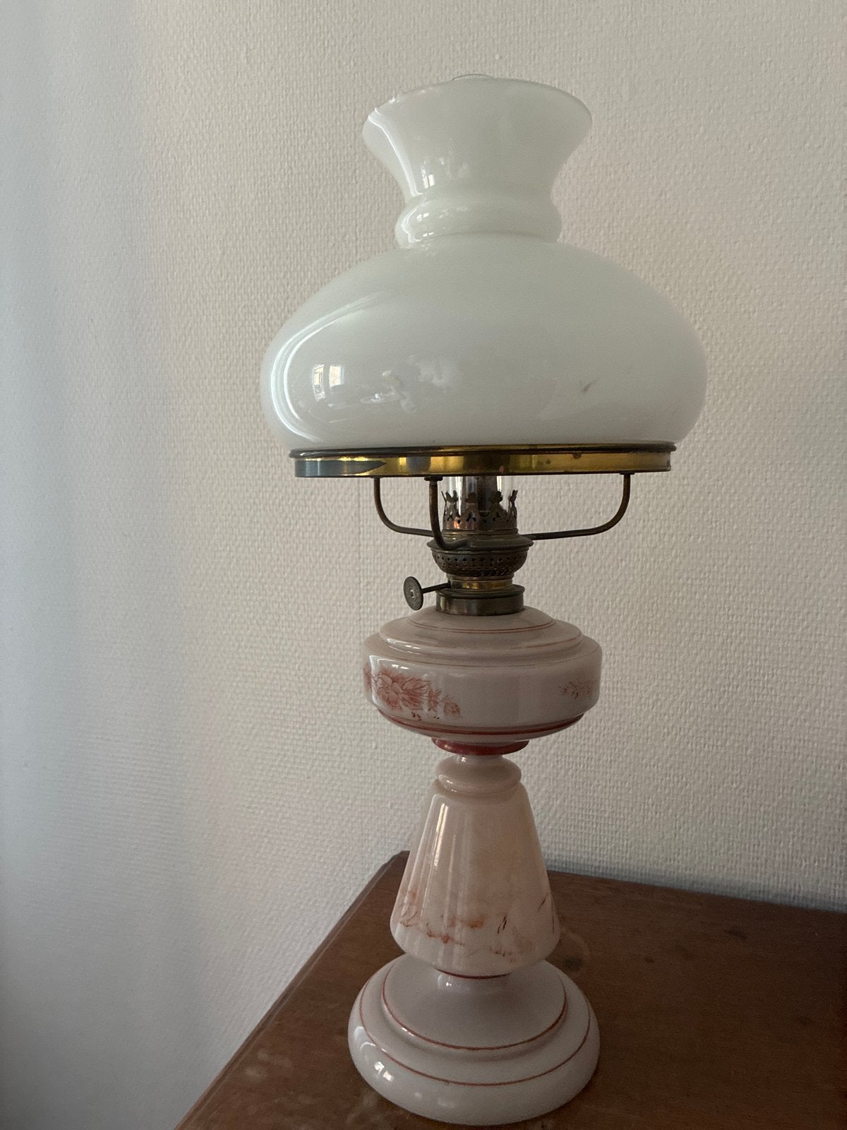 Antieke olielamp met melkglazen kap, Antiek en Kunst, Ophalen