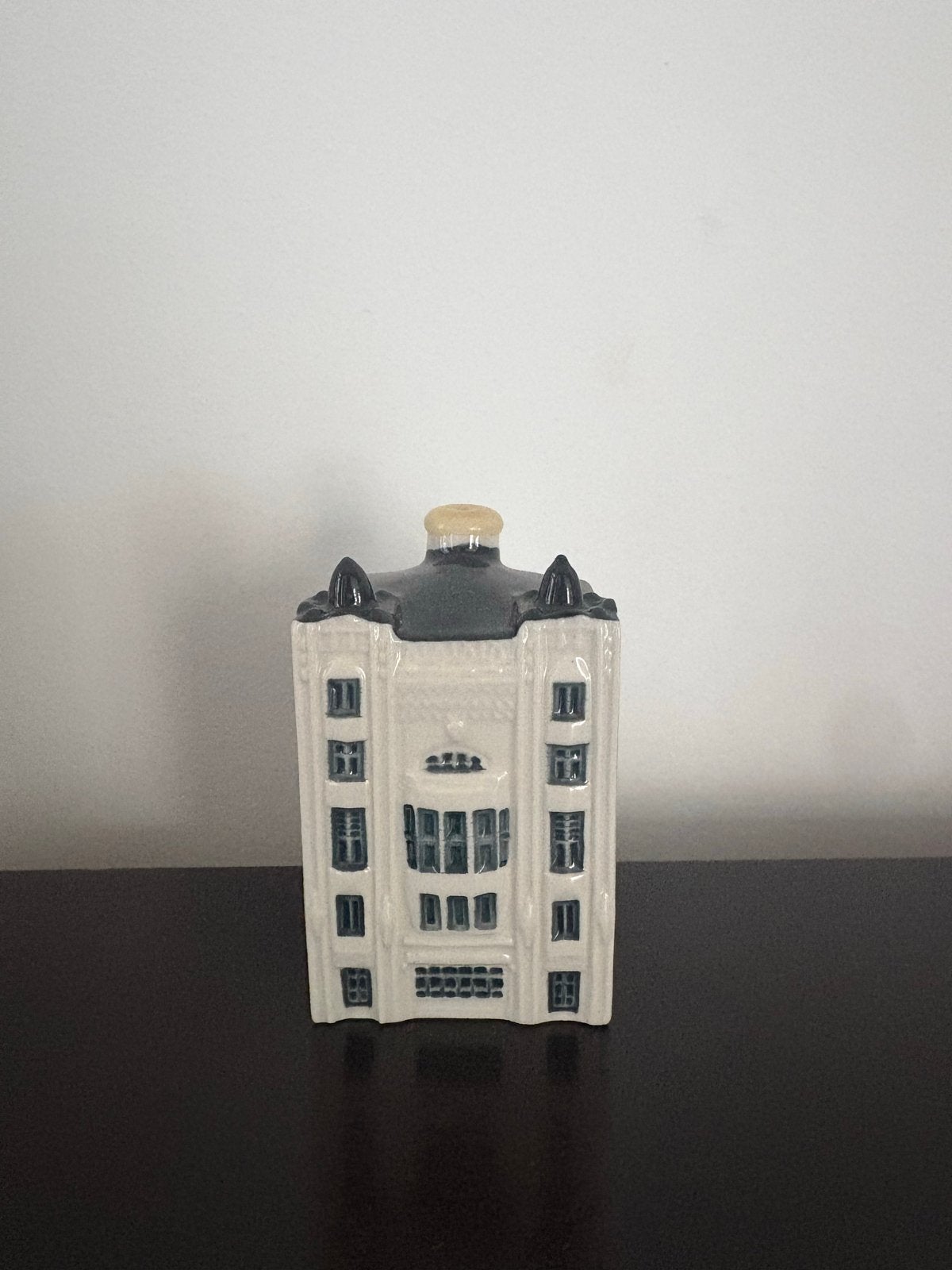 KLM huisje 102, Verzenden