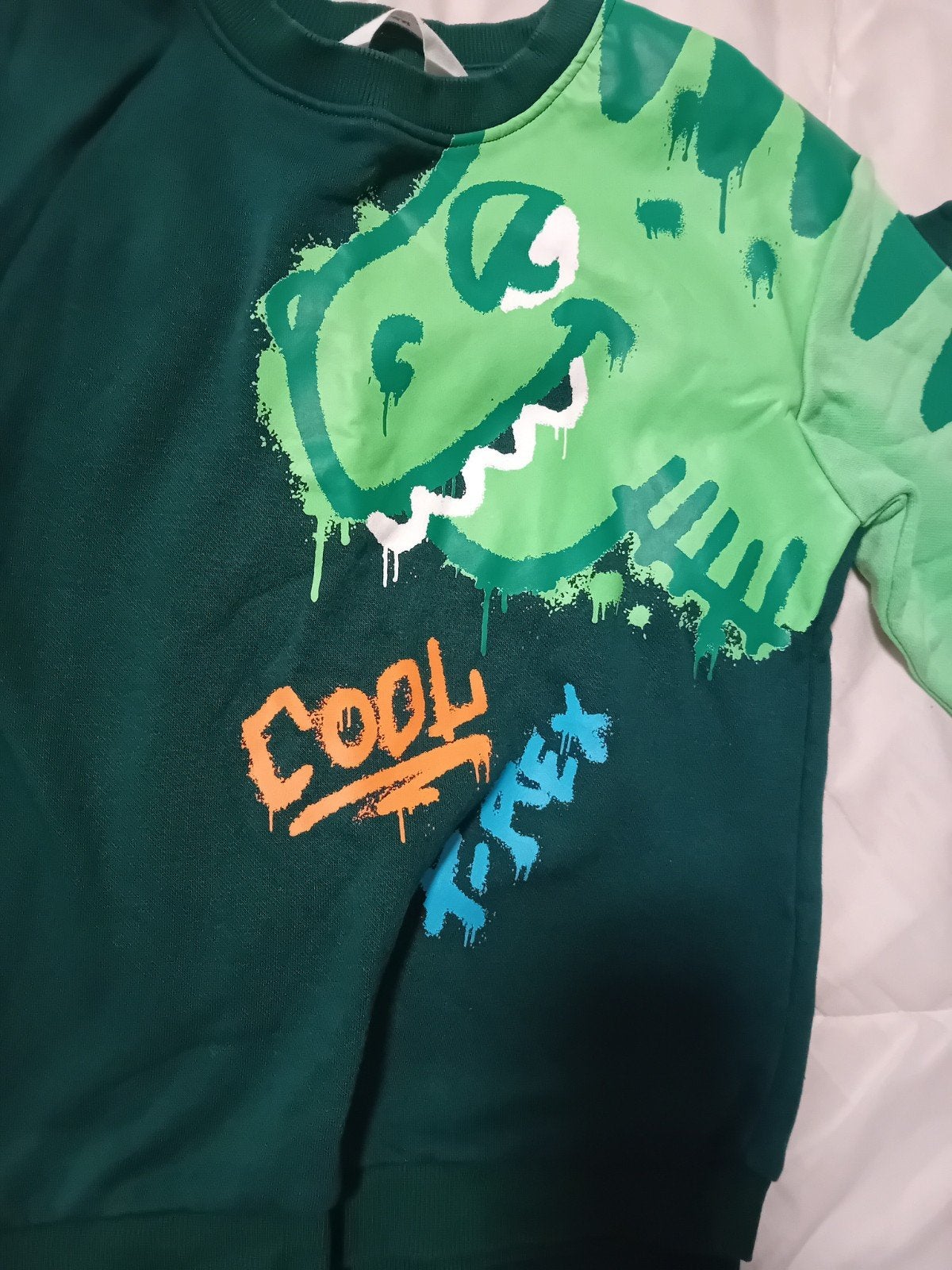 Stoer Dino T-Rex Trainingspak voor Jongens - Maat 122/128, H&M, Ophalen of Verzenden, Zo goed als nieuw, Setje