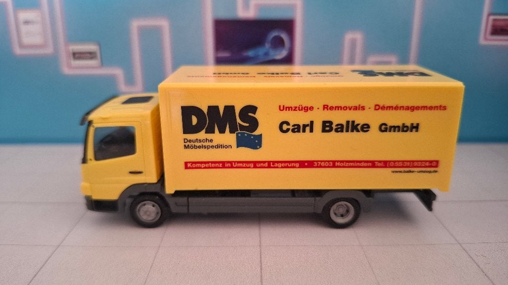 Herpa 1:87 Mercedes Atego koffer bakwagen DMS Carl Balke, Ophalen of Verzenden, Gebruikt, Bus of Vrachtwagen, Herpa