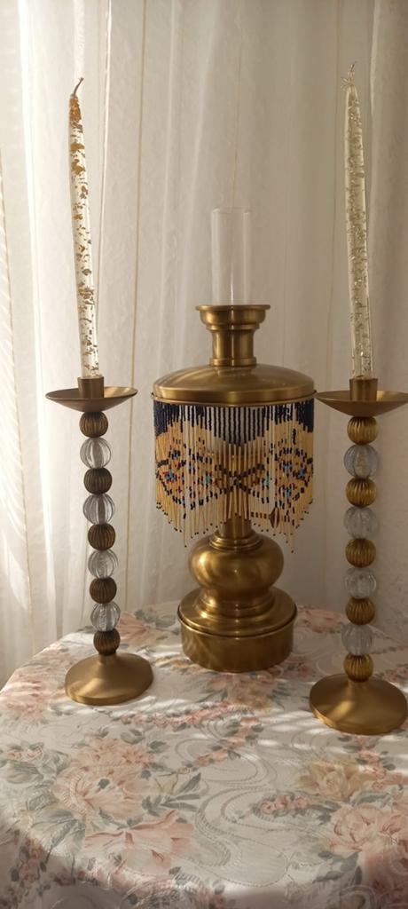 Set van 3 messing kandelaars met kralen en bijbehorende lamp, Ophalen of Verzenden, Gebruikt, Metaal, Kandelaar
