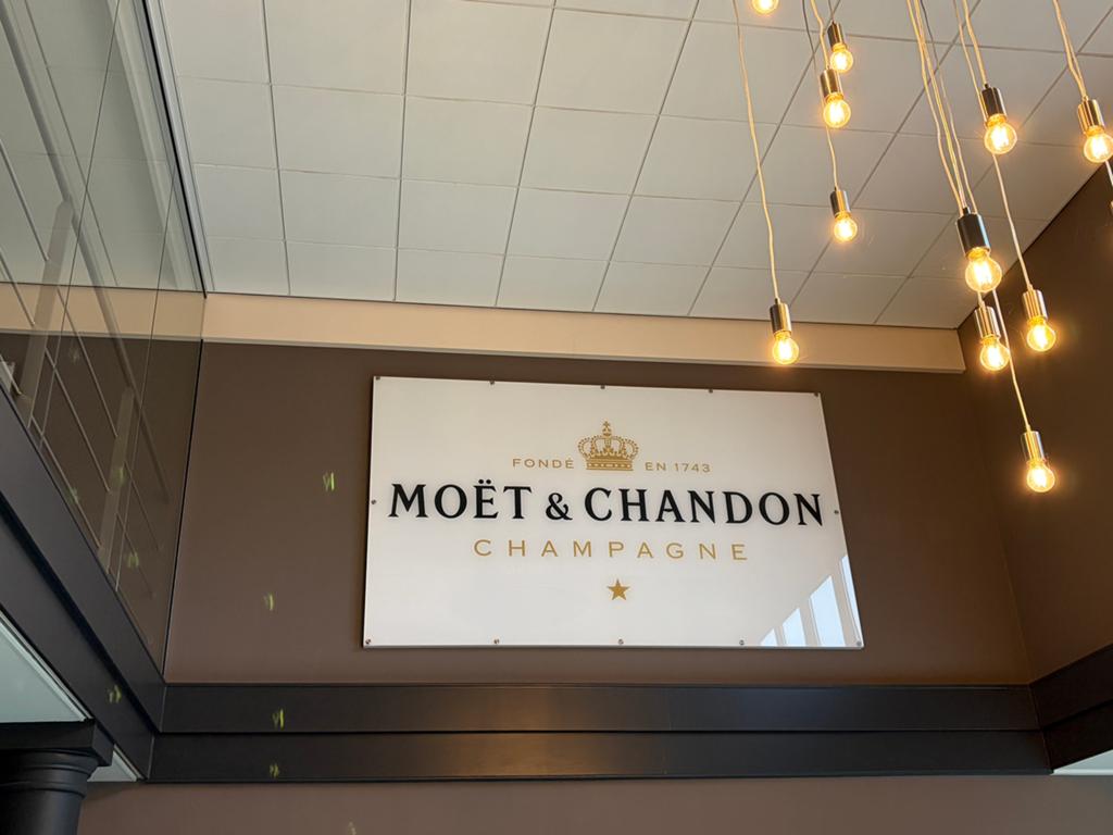 XXL Moet & chandon champagne kunst, Ophalen