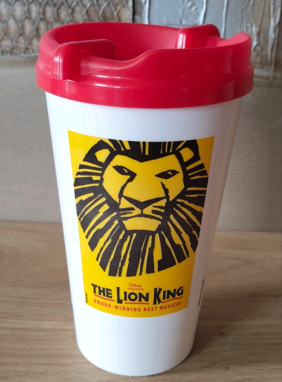 Disney The Lion King Musical To Go Beker - Wit/Rood-Leeuw, Verzamelen, Verzenden, Leeuwenkoning of Jungle Boek, Nieuw, Servies