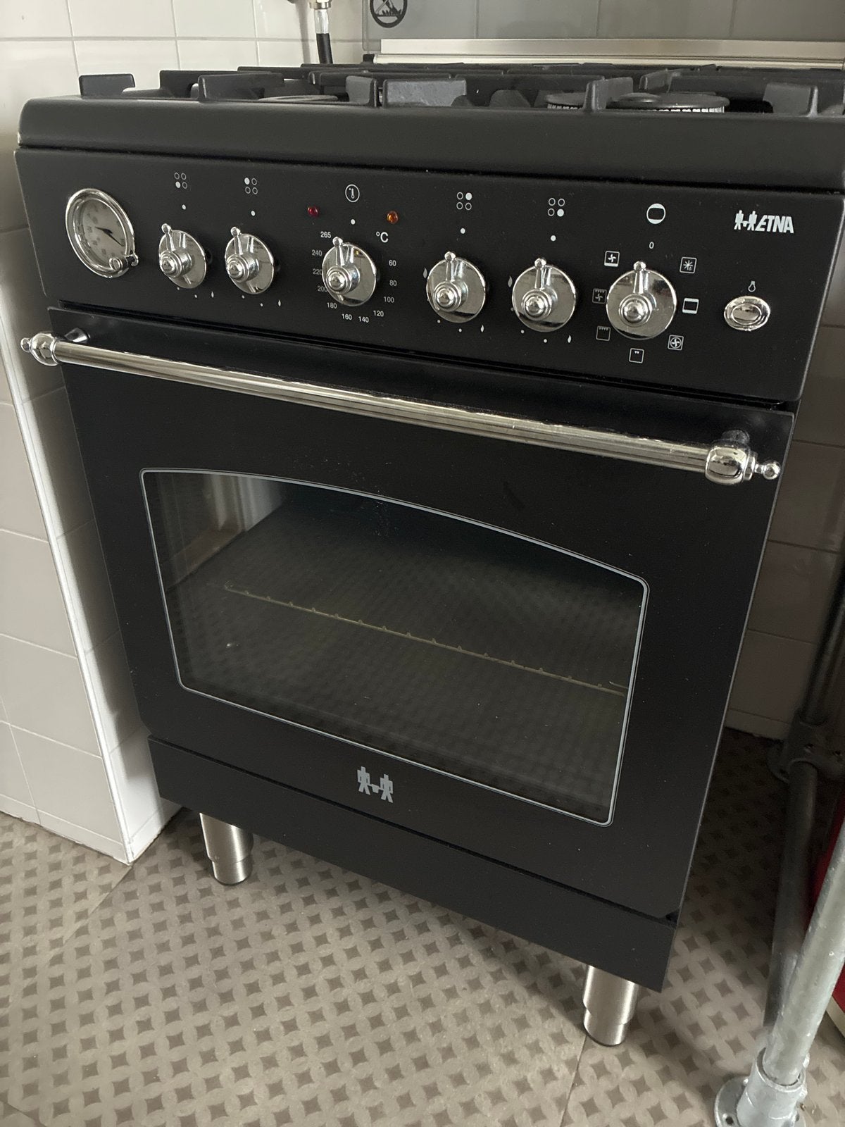 Etna Retro Fornuis Zwart 60cm met Wokbrander en Oven, Witgoed en Apparatuur, Ophalen, 4 kookzones, Zo goed als nieuw, Energieklasse A of zuiniger