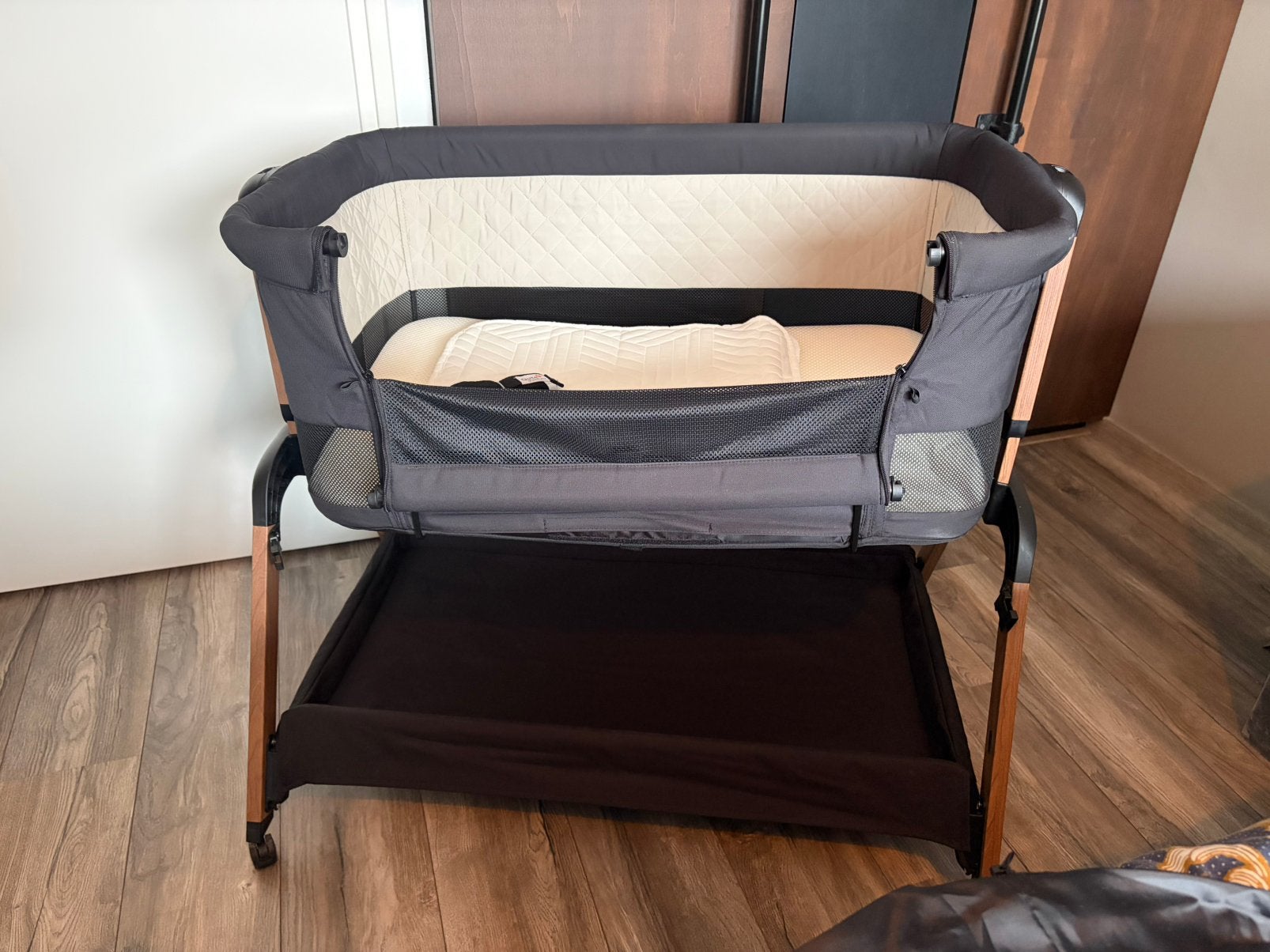 Co sleeper Qute Breeze Plus Co sleeper/wiegje, Ophalen, Zo goed als nieuw, Wieg