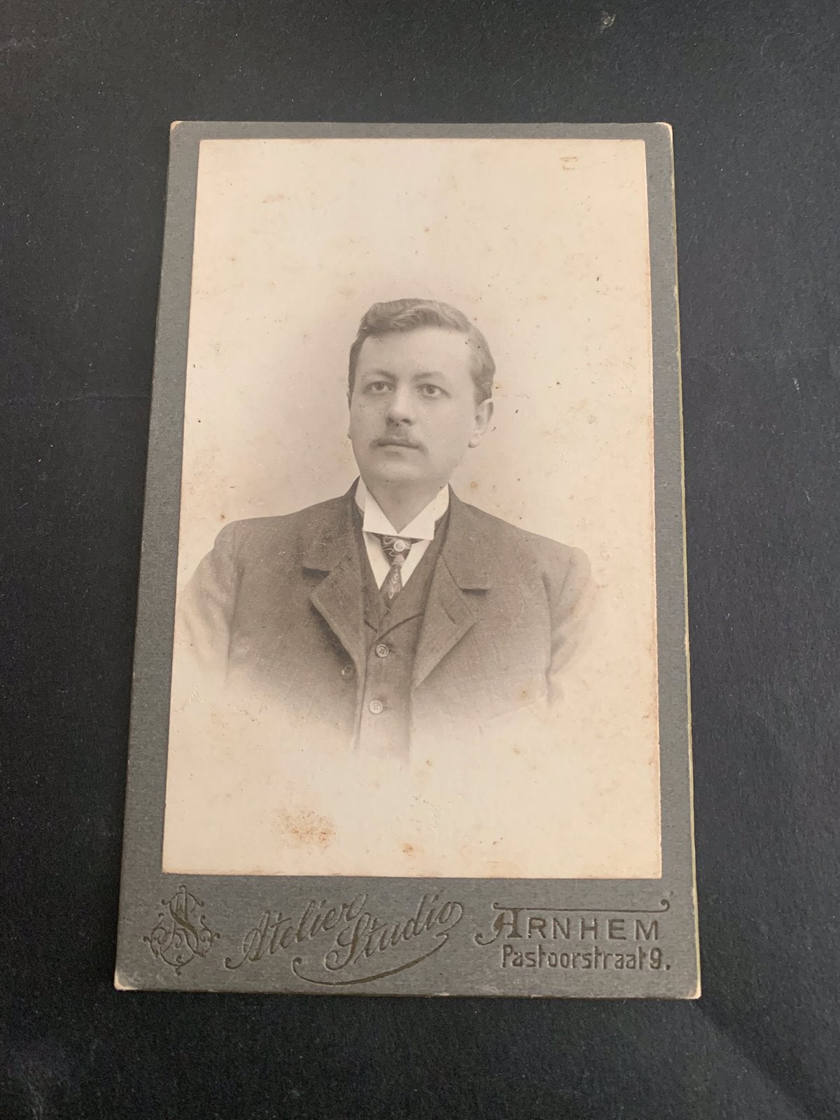 cdv carte de visite jongeman Arnhem Atelier Studio snor, Verzenden, Voor 1940, Zo goed als nieuw, Foto