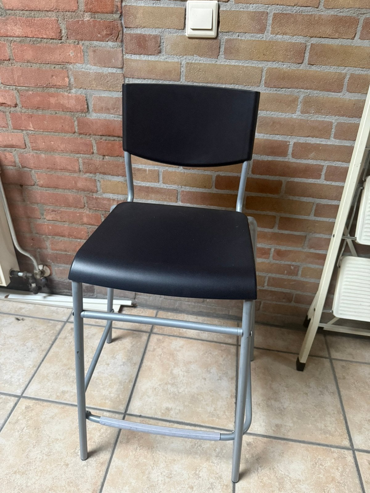 Zwarte kruk, Huis en Inrichting, Ophalen, Kunststof, 60 tot 90 cm, Zo goed als nieuw