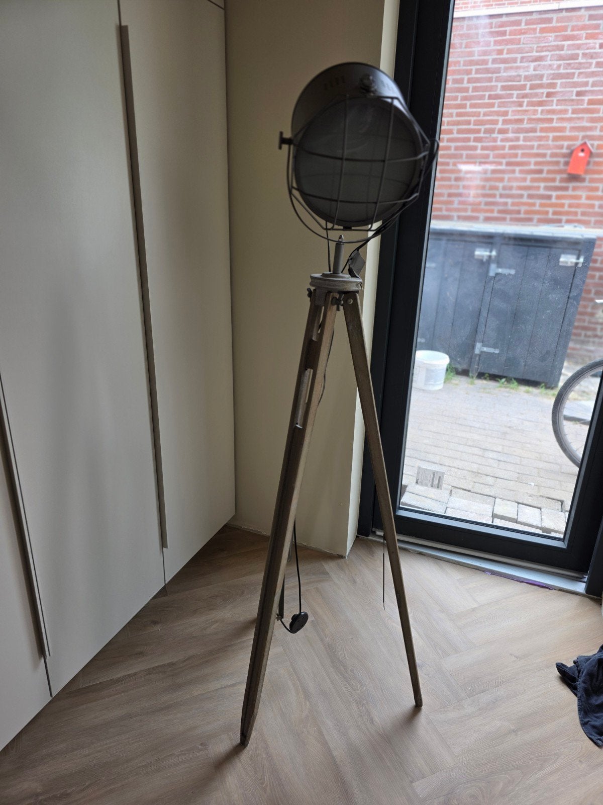 Stoere staande lamp op driepoot - industrieel design, Ophalen, Gebruikt, E27 (groot), Hout