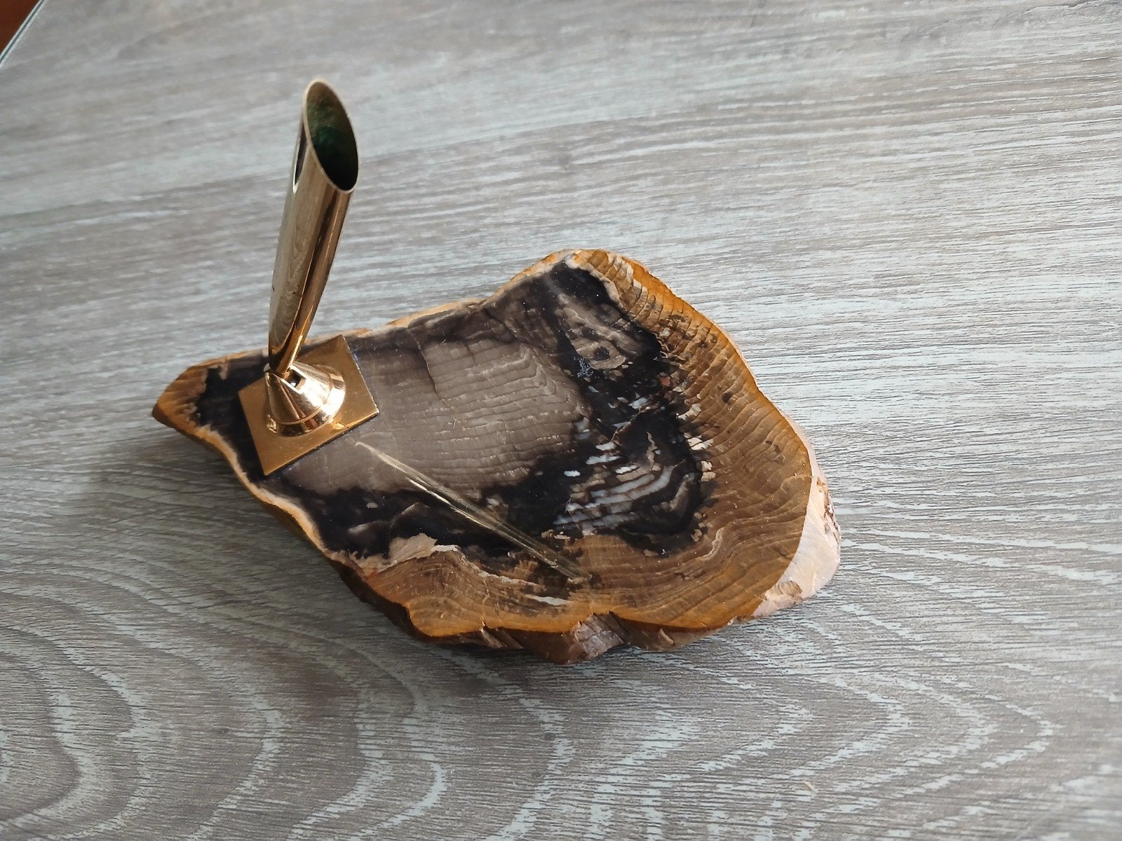 Unieke pennenhouder van versteend hout en messing, Ophalen of Verzenden