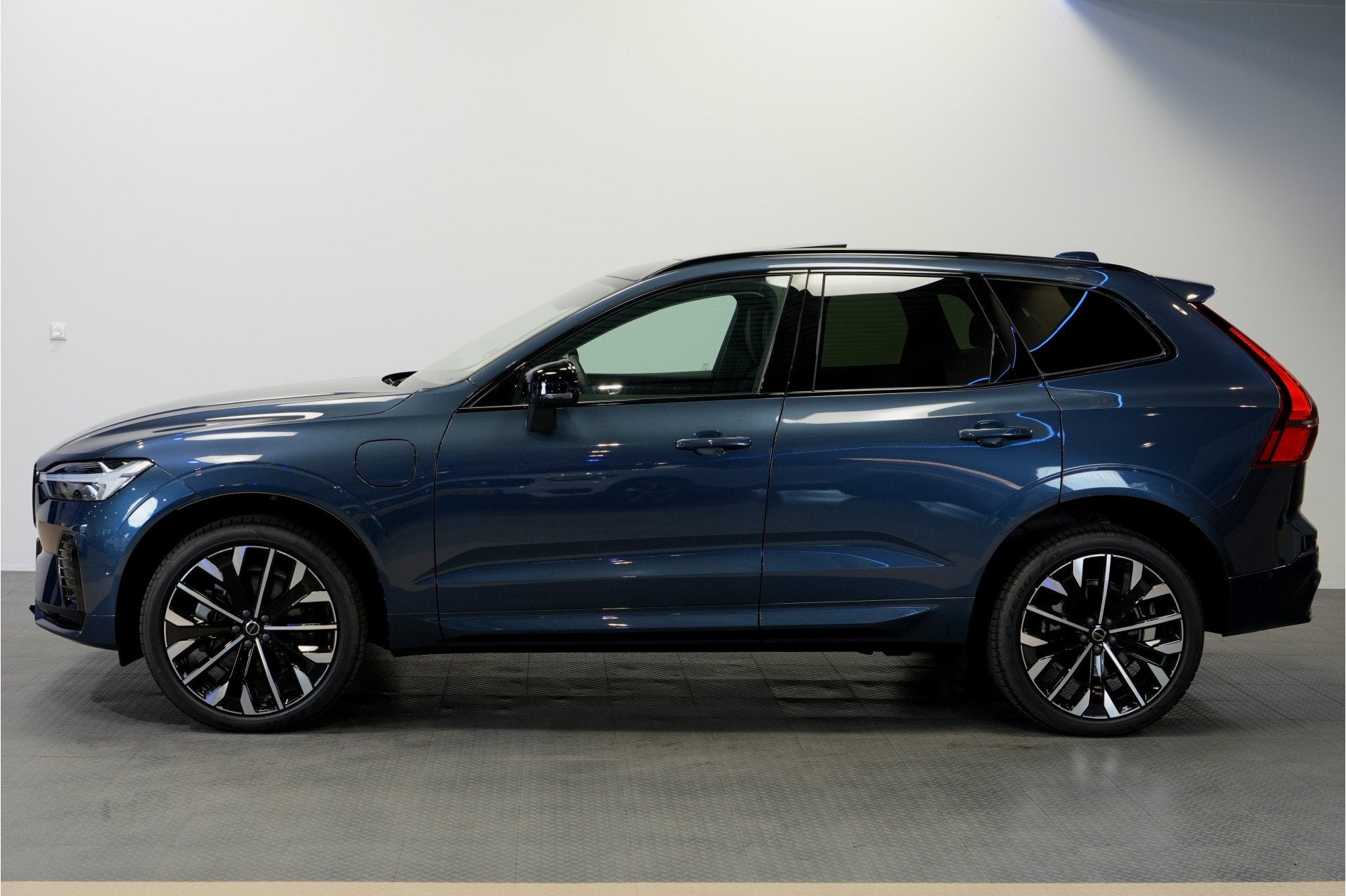 Volvo XC60 2.0 T8 AWD 335kw/456pk Aut8 Plug-in hybrid Plus D, Automaat, Dealer onderhouden, Gebruikt, Euro 6