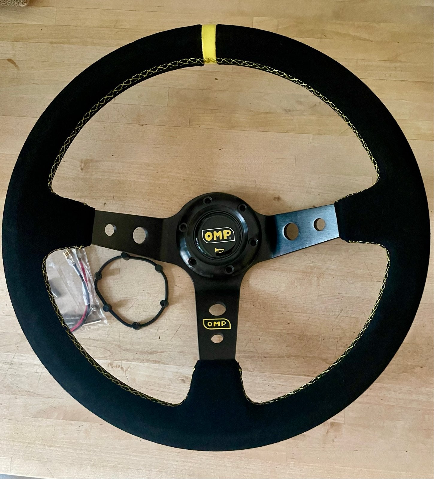 OMP Sportstuur - nieuw. Zwart Suede met Gele Stiksels, Ophalen