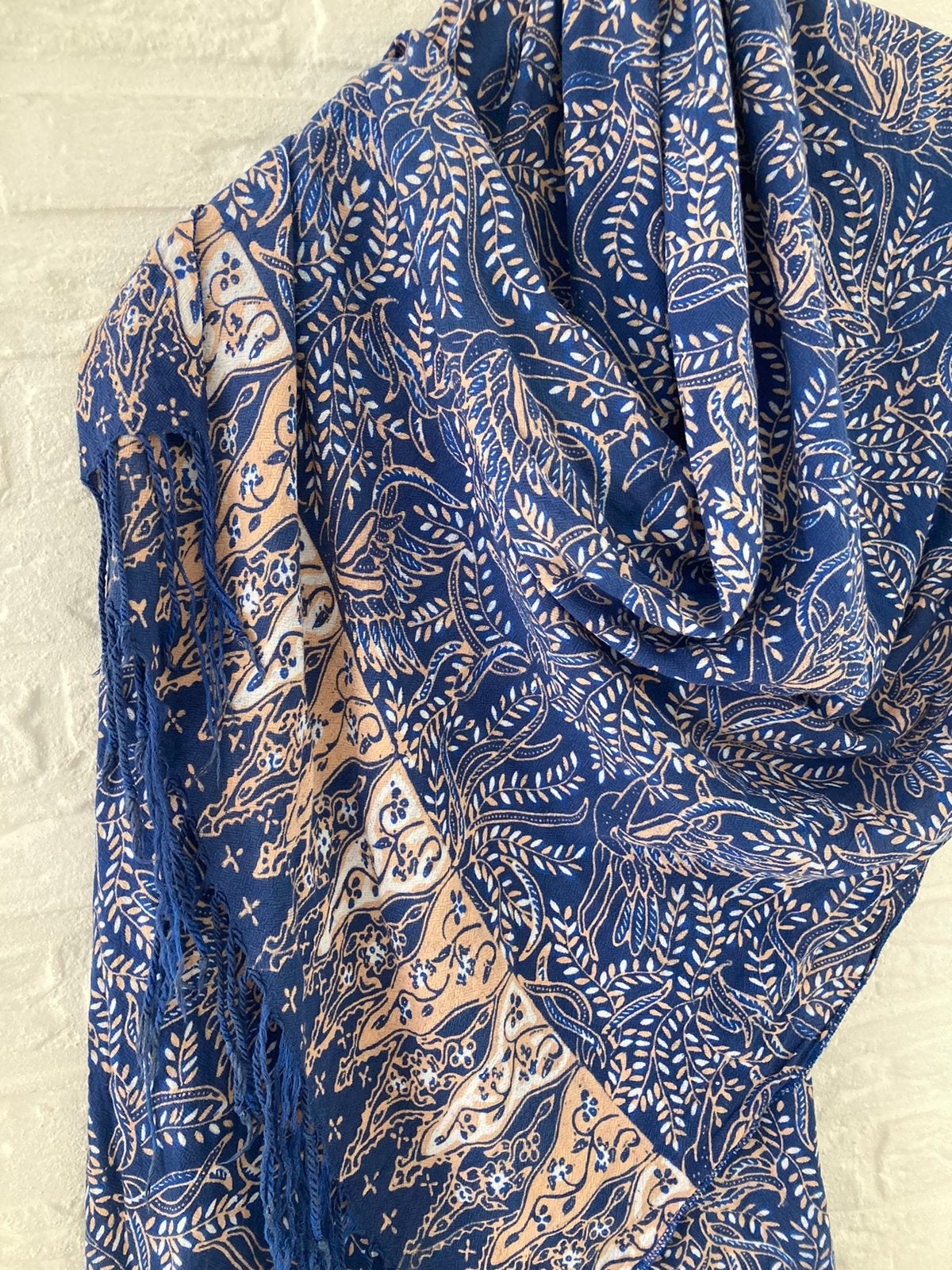 Prachtige Omslagdoek Shawl Stola met batik stijl Print, Kleding | Dames, Mutsen, Sjaals en Handschoenen, Ophalen of Verzenden