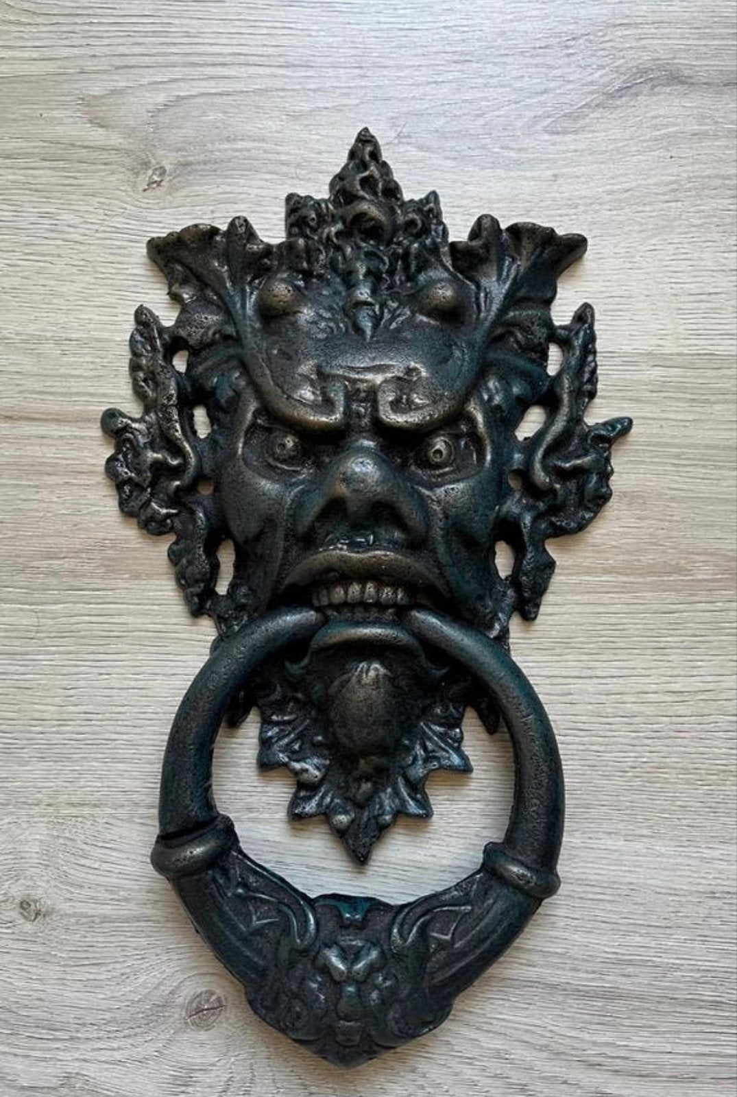 Grote massief gietijzeren deurklopper – Green Man / grotesk, Ophalen