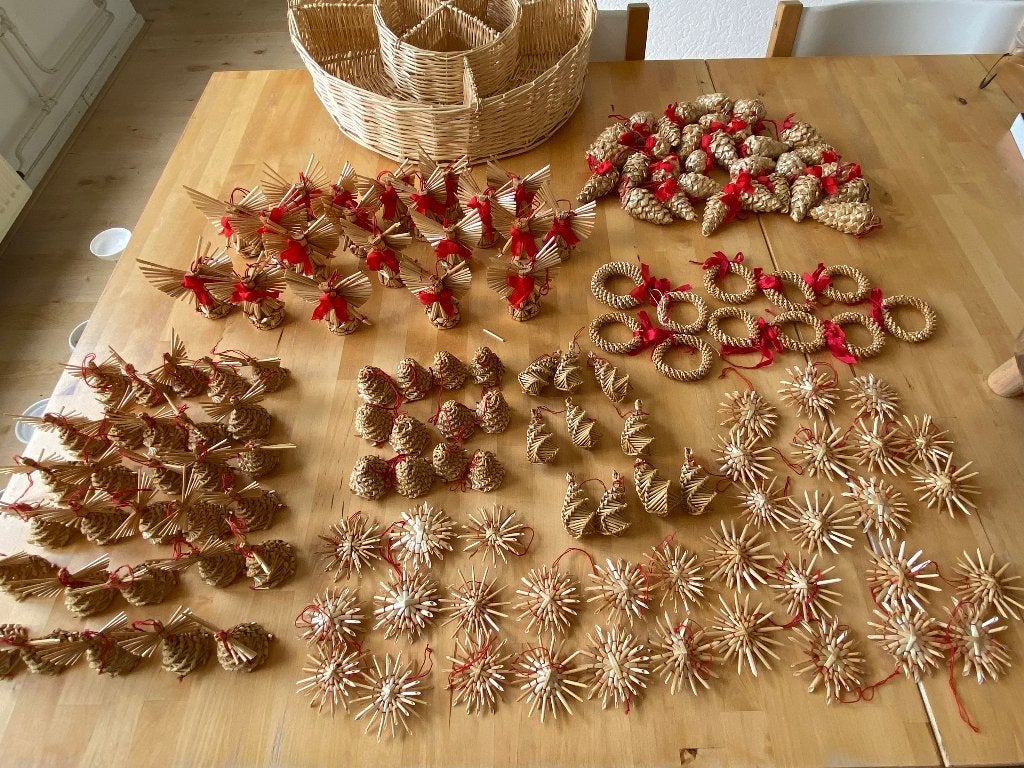 Vintage Zweedse Kerst stro figuren rood lint + mand rookvrij, Diversen, Kerst, Ophalen of Verzenden, Zo goed als nieuw