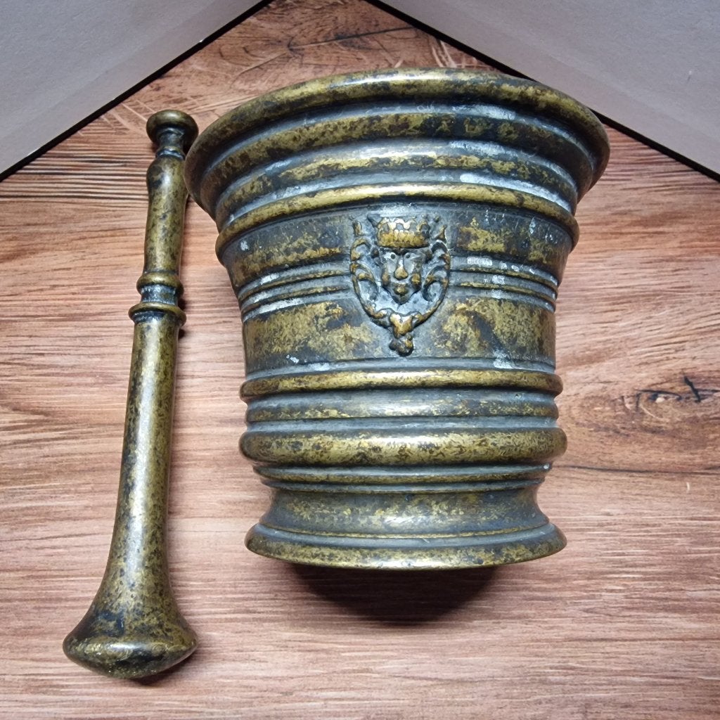 Metalen vijzel met stamper en gekroond masker – 10 cm, Antiek en Kunst, Verzenden, Brons