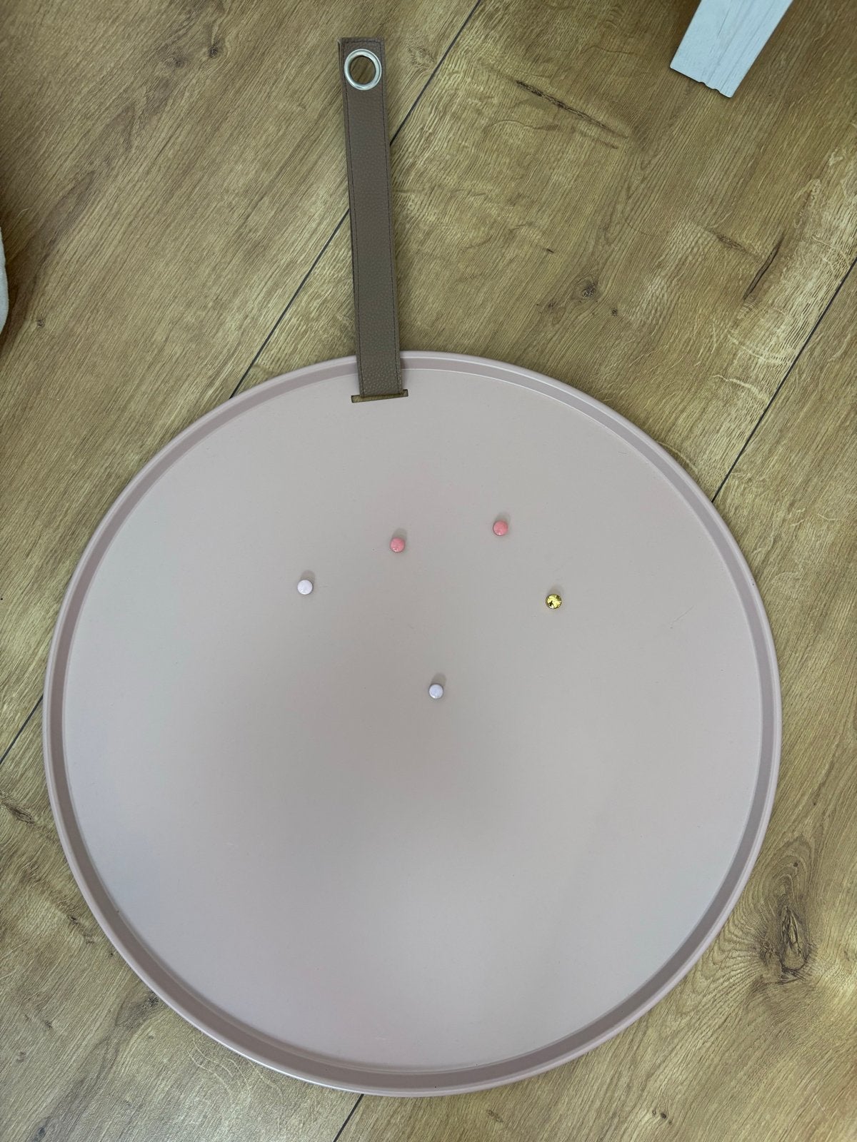 Modern rond metalen memobord in het roze, Ophalen of Verzenden, Nieuw, Magneetbord