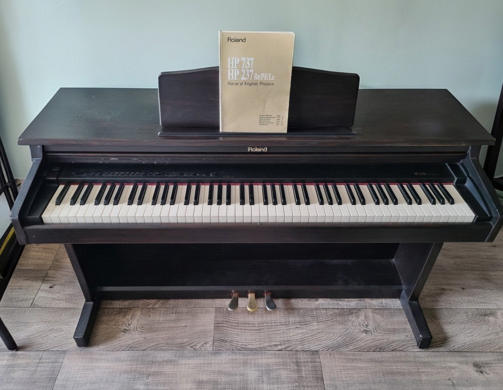 Roland HP 237Re Digitale Piano - gemaakt in Japan, Gebruikt, Bruin, Digitaal, Ophalen of Verzenden