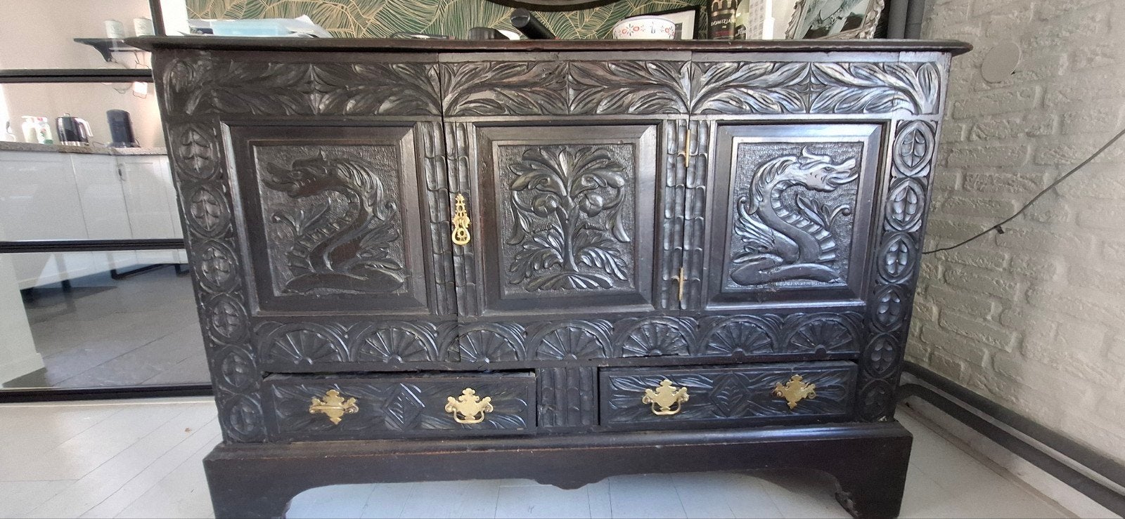 Indrukwekkende Koloniale Kast met Draken Houtsnijwerk, Antiek en Kunst, Ophalen
