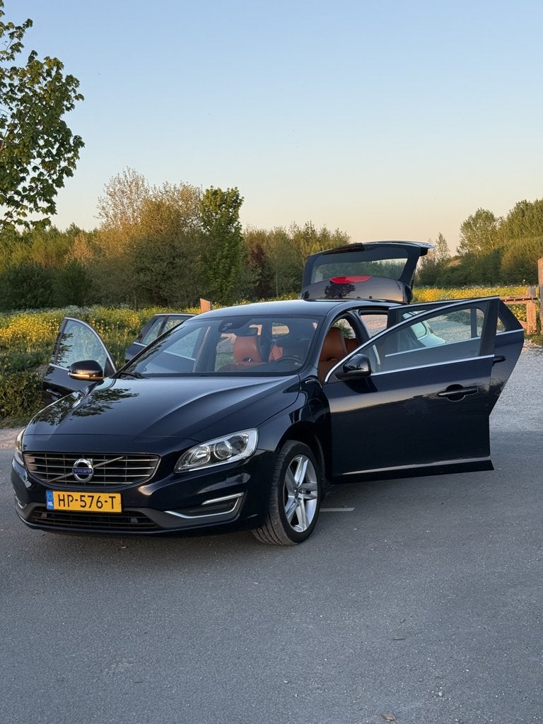 Volvo V60 D6 SUMMUM AWD Plug In Hybrid | Harman Kardon, Auto's, Volvo, Automaat, 1800 kg, Blauw, Particulier