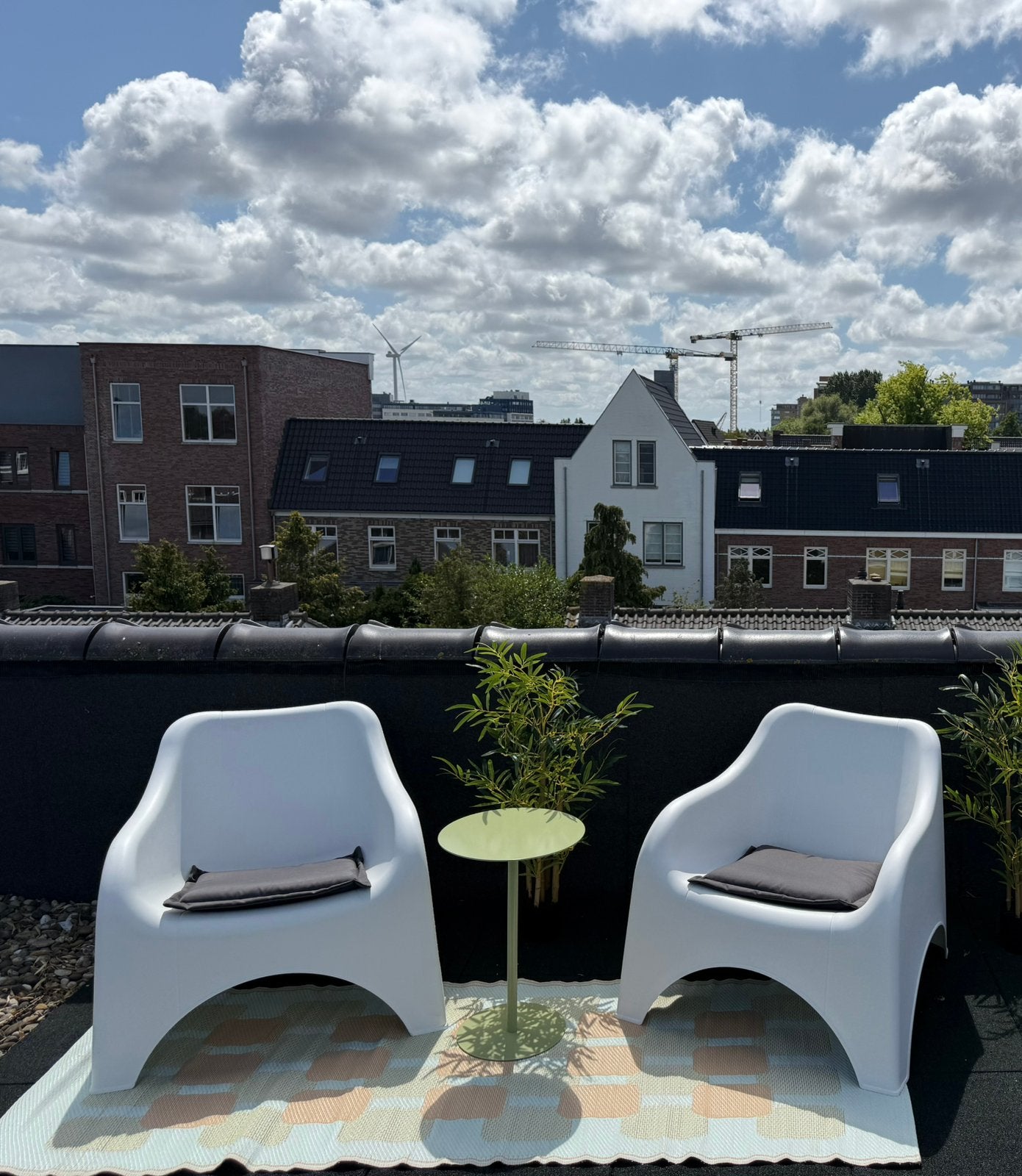 Twee witte kunststof stoelen, Ophalen, Kunststof, Gebruikt, Twee