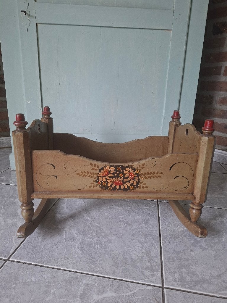Aangeboden;Een oude,brocante schommel bak of poppenbedje., Ophalen