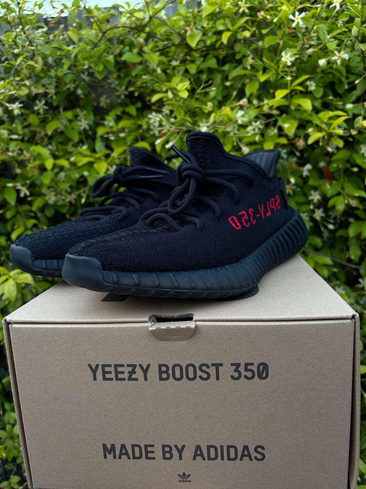 Adidas Yeezy Boost 350 V2 Bred - Maat 42, Ophalen of Verzenden, Zo goed als nieuw, Zwart, Sneakers of Gympen