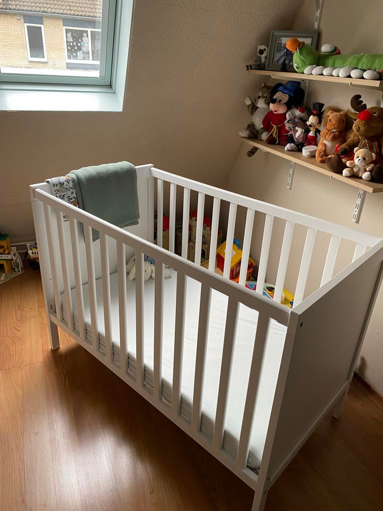 Wit puntgaaf Sundvik (IKEA) ledikant met matras !, Kinderen en Baby's, Babywiegjes en Ledikanten, Ophalen, Gebruikt, Ledikant