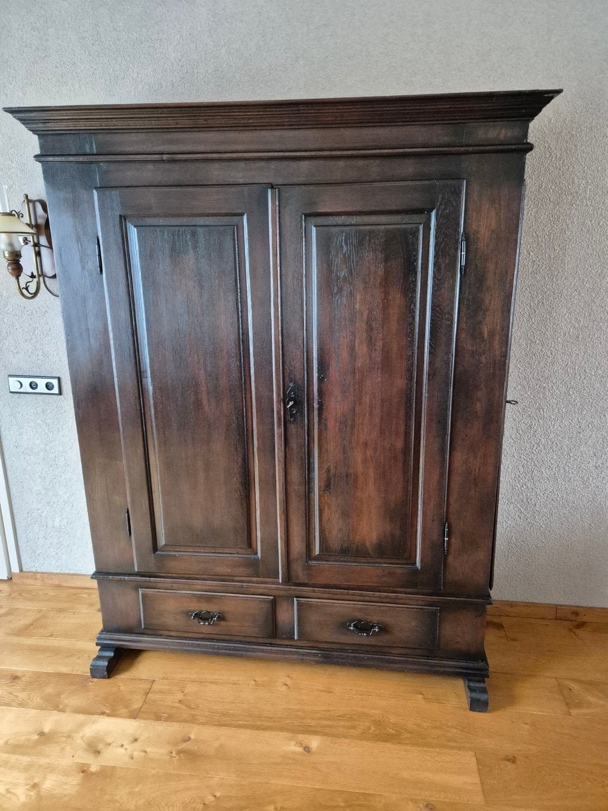 Antieke houten kast met twee deuren en lades, Ophalen of Verzenden
