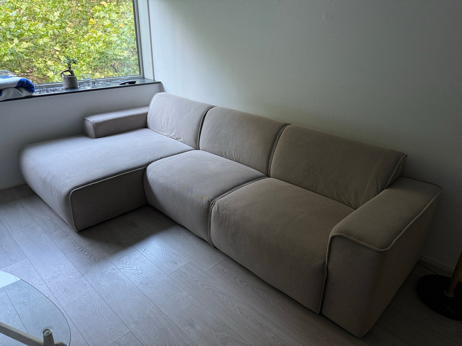 Beige hoekbank met chaise longue, 1 jaar oud (np €800), Huis en Inrichting, Ophalen, Zo goed als nieuw