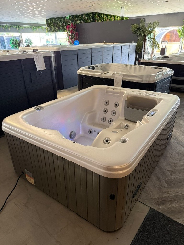 Compacte 2/3 Persoons Jacuzzi – Garantie, Ophalen, Zo goed als nieuw, Afdekzeil, Vast