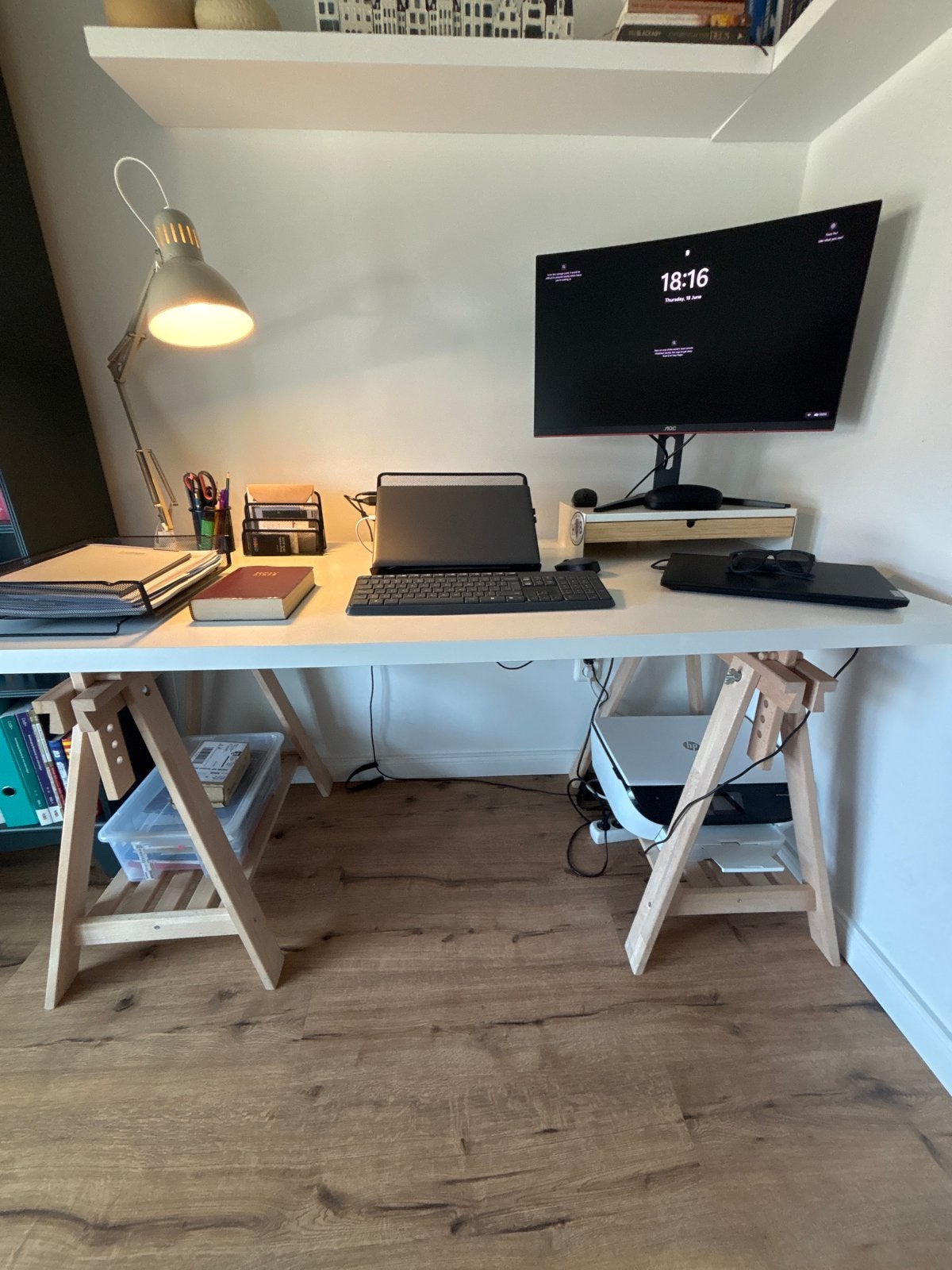 Modern bureau met schragen - Wit blad, houten poten, Ophalen, Overige typen, Gebruikt, Hout