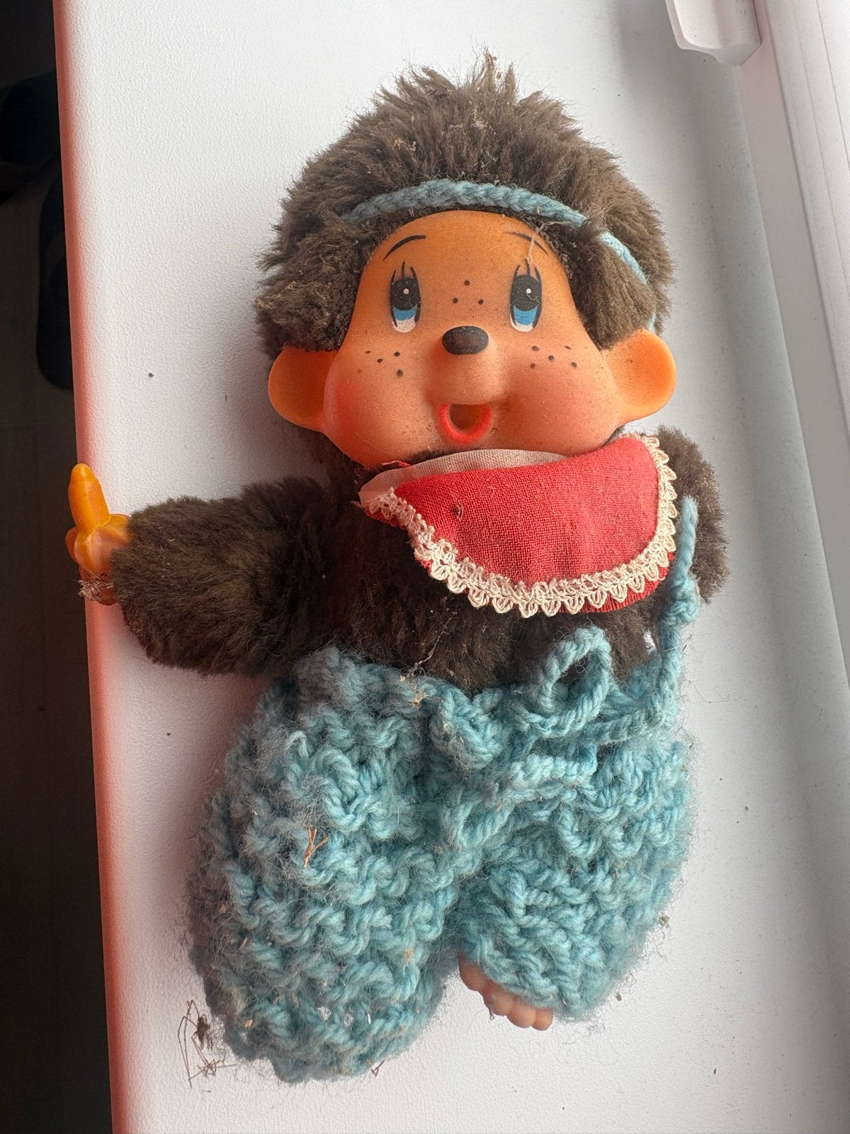Vintage Monchhichi pop met gehaakte kleding, Ophalen of Verzenden, Gebruikt