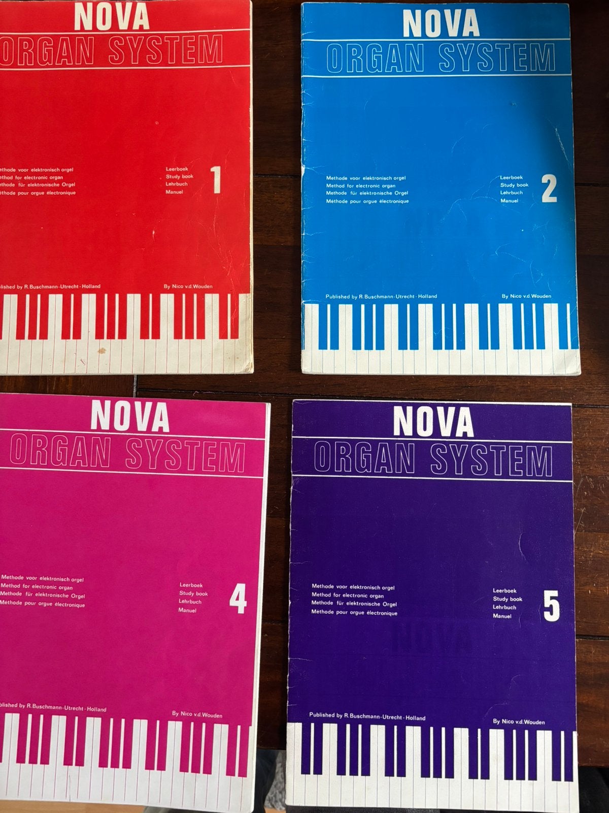 NOVA LEERBOEKEN ELECTRONISCHE ORGELS (zie fotos) dl. 1,2,4,5, Gebruikt, Overige genres, Ophalen of Verzenden, Artiest of Componist