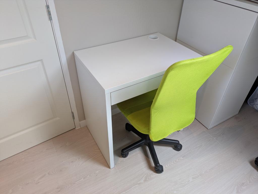 Kinderbureau met lade en bureaustoel - Wit/Groen, Ophalen, Met lades, Gebruikt, 50 cm