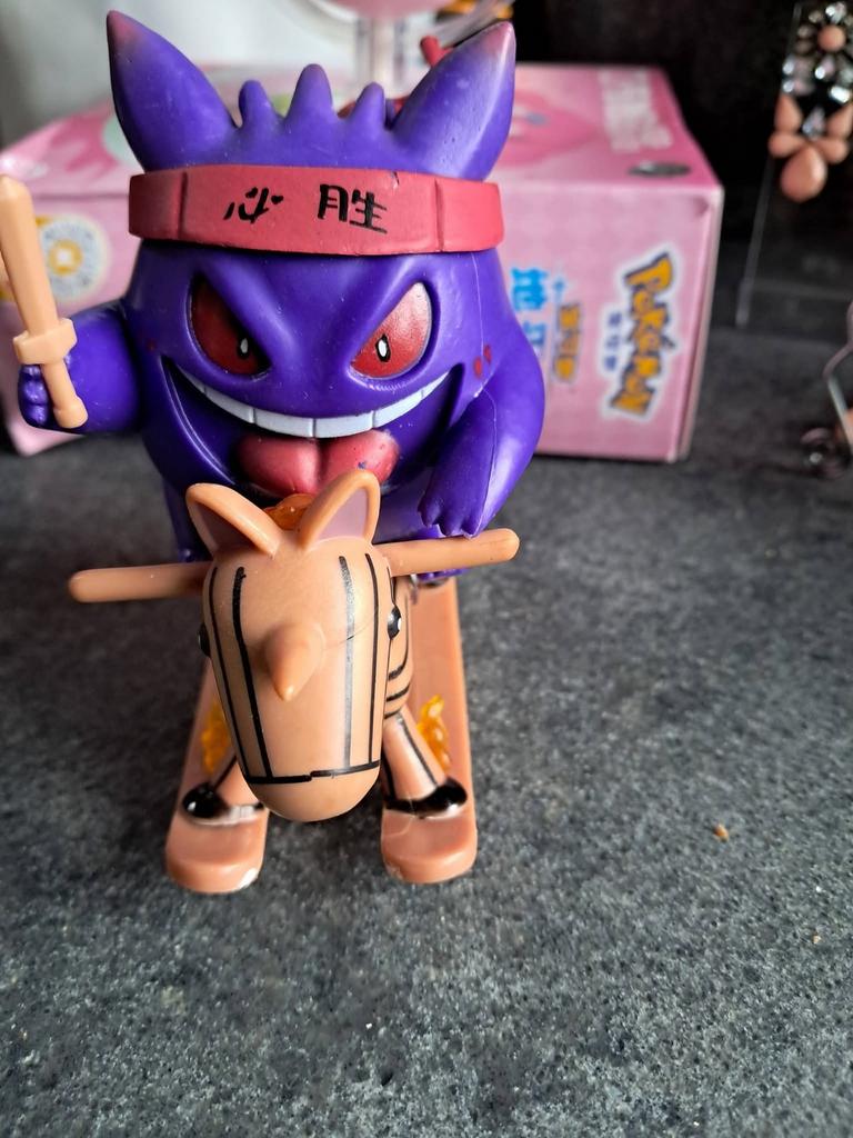 Grappig Gengar Pokemon Beeldje op Schommelpaardje, Verzamelen, Poppetjes en Figuurtjes, Ophalen of Verzenden, Gebruikt