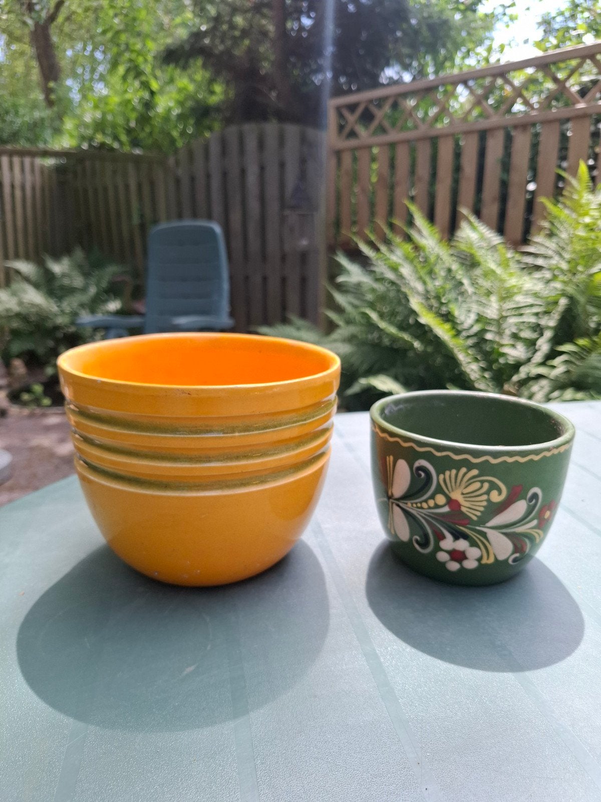 Decoratieve schalen: Gele bloempot en groen potje, Antiek en Kunst, Antiek | Keramiek en Aardewerk, Ophalen of Verzenden