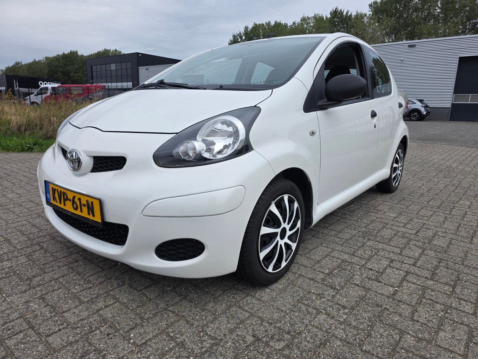 Toyota Aygo 1.0 12V Vvt-i 5DRS 2011 Wit, Auto's, Voorwielaandrijving, 4 stoelen, Bedrijf, Handgeschakeld